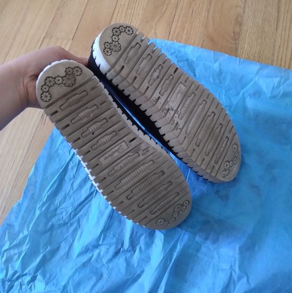 Skechers Waking Shoes & Report Shoes (size 6) - Picture 5 of 12